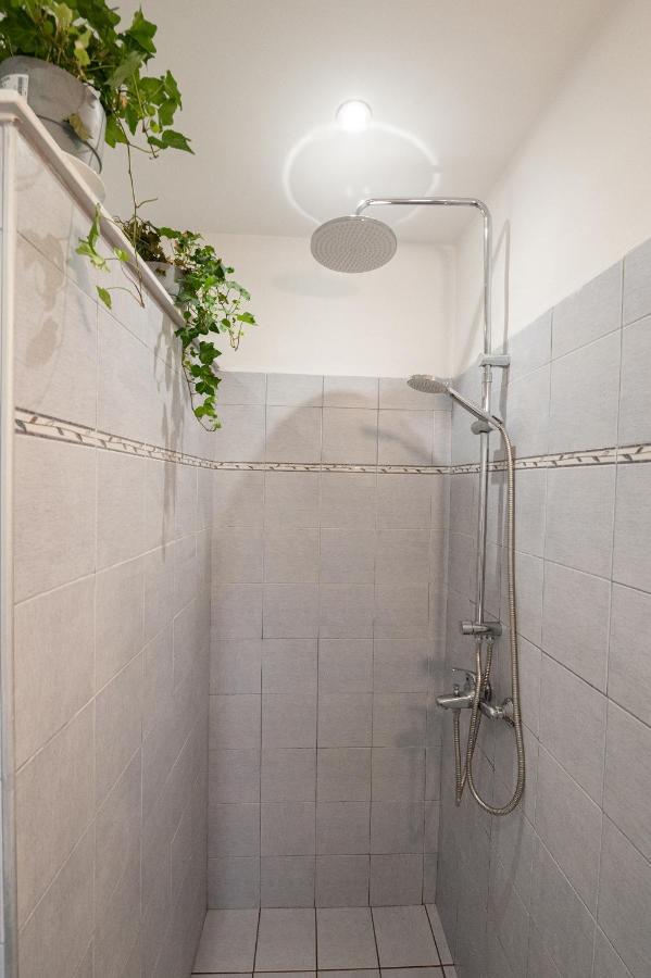 Sunny Yard Apartments Порос Экстерьер фото